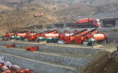 研磨高嶺土?xí)r選擇雷蒙磨粉機(jī)好還是球磨機(jī)好？